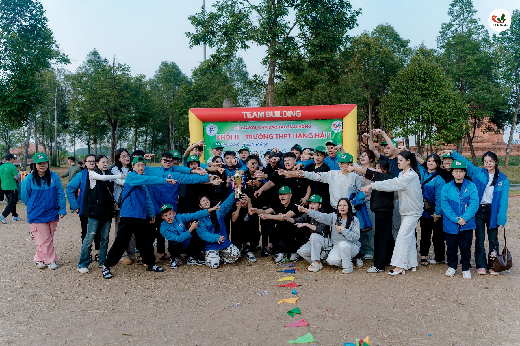 Hành trình Bảo tàng Lịch Sử Quân Sự - Làng Văn Hoá Các Dân Tộc Việt Nam Khối 11 Trường THPT Hàng Hải 1