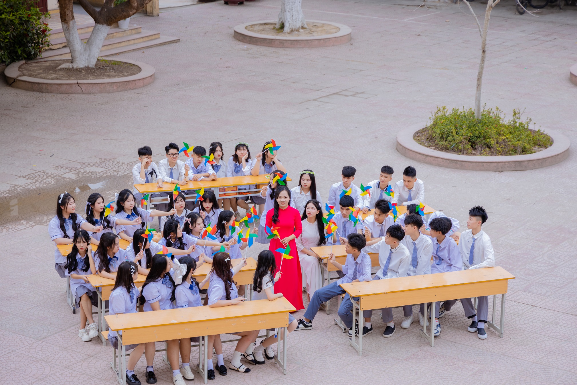 Khoảnh khắc chụp ảnh Kỷ yếu lớp 9B Trường THCS Đặng Cương quận An Dương năm 2025