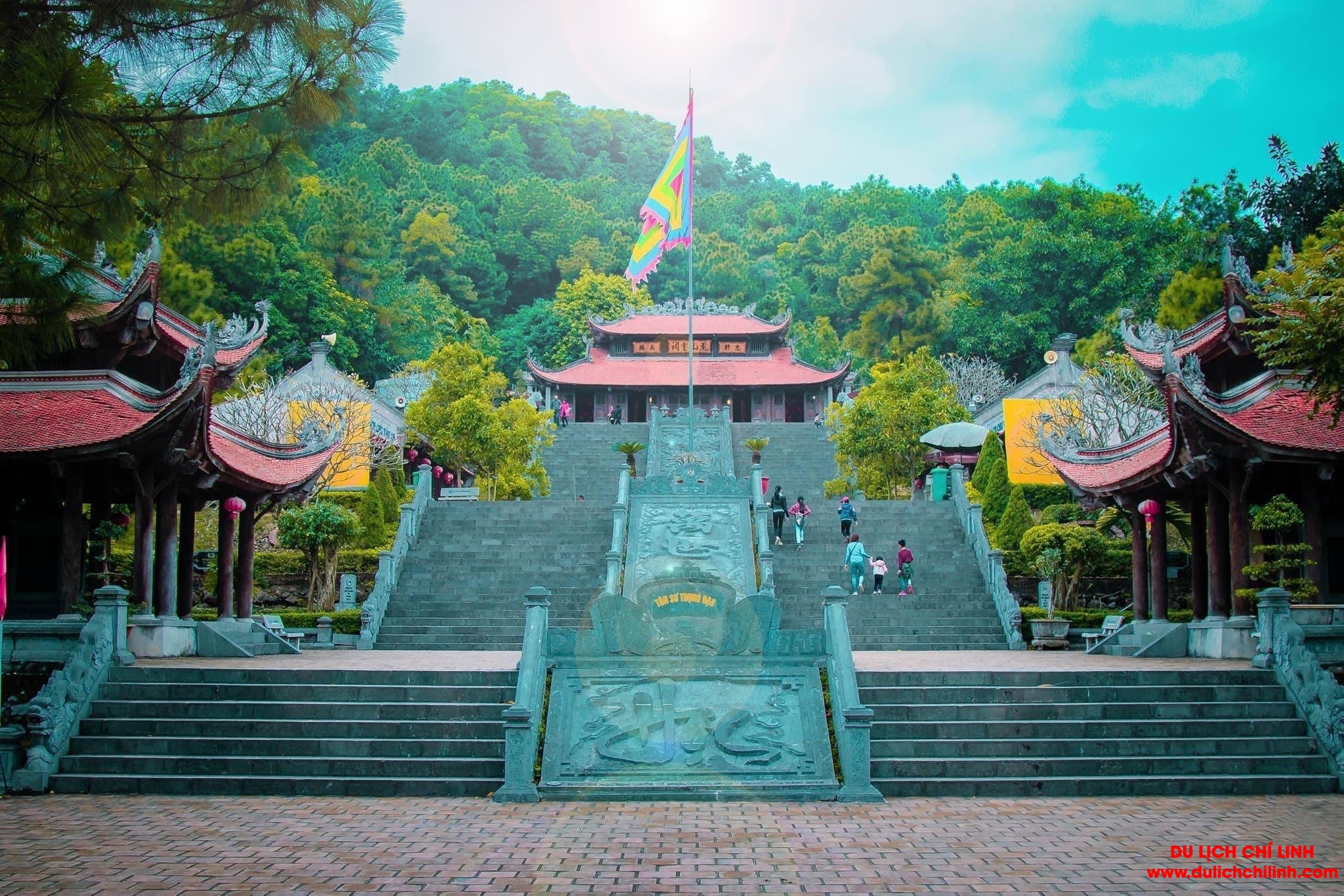 Khối 12 với hành trình trải nghiệm: Đền thờ Thầy giáo Chu Văn An - Di tích Côn Sơn - Đền Trạng Trình Nguyễn Bỉnh Khiêm